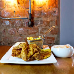 Bandeja con pollo broaster