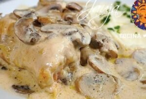 Pechuga rellena de jamón en salsa de champiñones