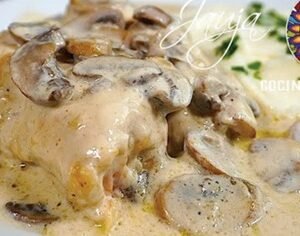 Pechuga rellena de jamón en salsa de champiñones