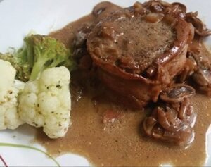 Filet miñon (lomo de res envuelto en tocineta y bañado en salsa de hongos)
