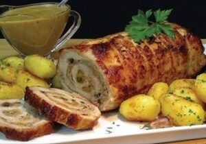 Pechuga rellena de jamón en salsa de tocineta, lomo de cerdo en salsa de vino (medallones)