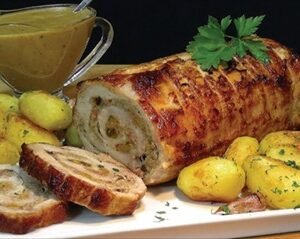 Pechuga rellena de jamón en salsa de tocineta, lomo de cerdo en salsa de vino (medallones)