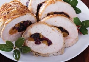 Pechuga rellena en salsa de almendras y lomo de cerdo en salsa de mostaza antigua.