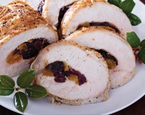 Pechuga rellena en salsa de almendras y lomo de cerdo en salsa de mostaza antigua.