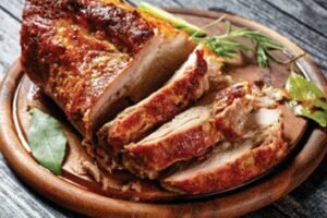 Lomo de cerdo al cajún y lomo de res en salsa burguiñon.