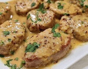 Medallones de cerdo (lomo) en salsa de vino, filete de salmón en salsa de mostaza