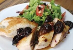 Pechuga rellena de frutas en salsa de queso y trucha en salsa de almendras.