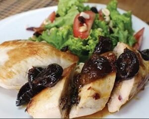 Pechuga rellena de frutas en salsa de queso y trucha en salsa de almendras.