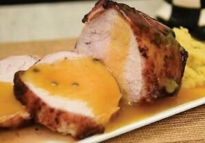 Lomo de cerdo al estragón y salmón en salsa de maracuyá.