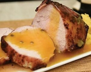 Lomo de cerdo al estragón y salmón en salsa de maracuyá.