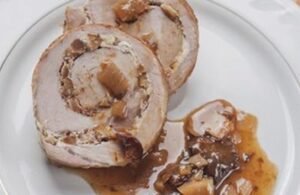 Pechuga en salsa de champiñones y lomo de res con queso.